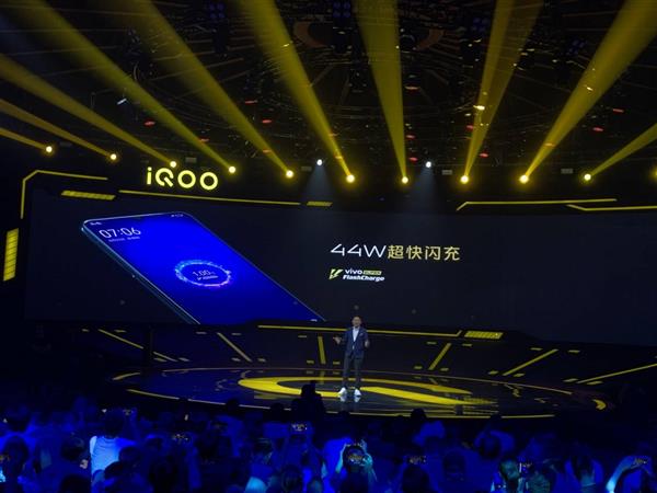 iQOO Pro 5G手机上宣布公布：骁龙855 Plus 12GB运行内存 5G 4g全网通