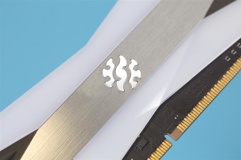 变态级灯效与超频能力！威刚XPG龙耀D60G内存评测：699元碾压所有对手