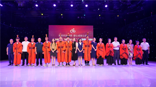 2019第二届“奔跑的通知书”扬起爱心风帆 助力圆梦大学 2019第二届“奔跑的通知书”捐资助学公益活动在郑州举行