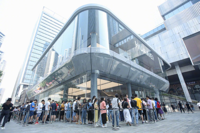 华为公司第一家全世界官方旗舰店今天在深圳市开张，可当场选购华为公司Mate30系列产品