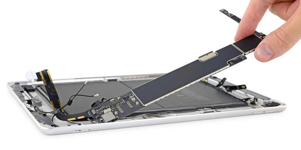 10.2英寸iPad拆卸：运行内存小升級 充电电池老样子