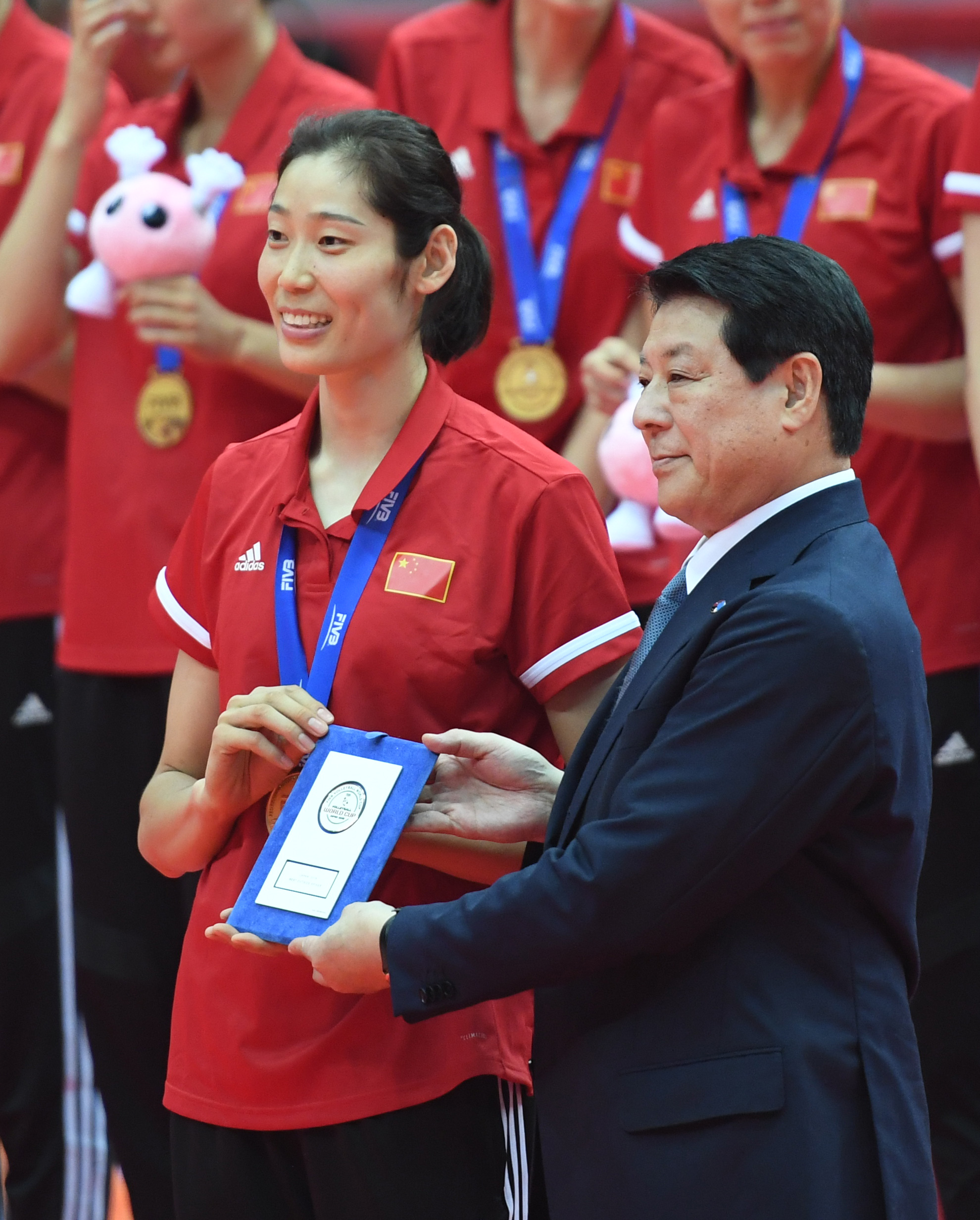 为什么世界杯由队长捧杯(排球——女排世界杯：中国队捧杯)