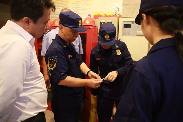 上饶消防组织开展集中夜查行动!护航国庆消防安保