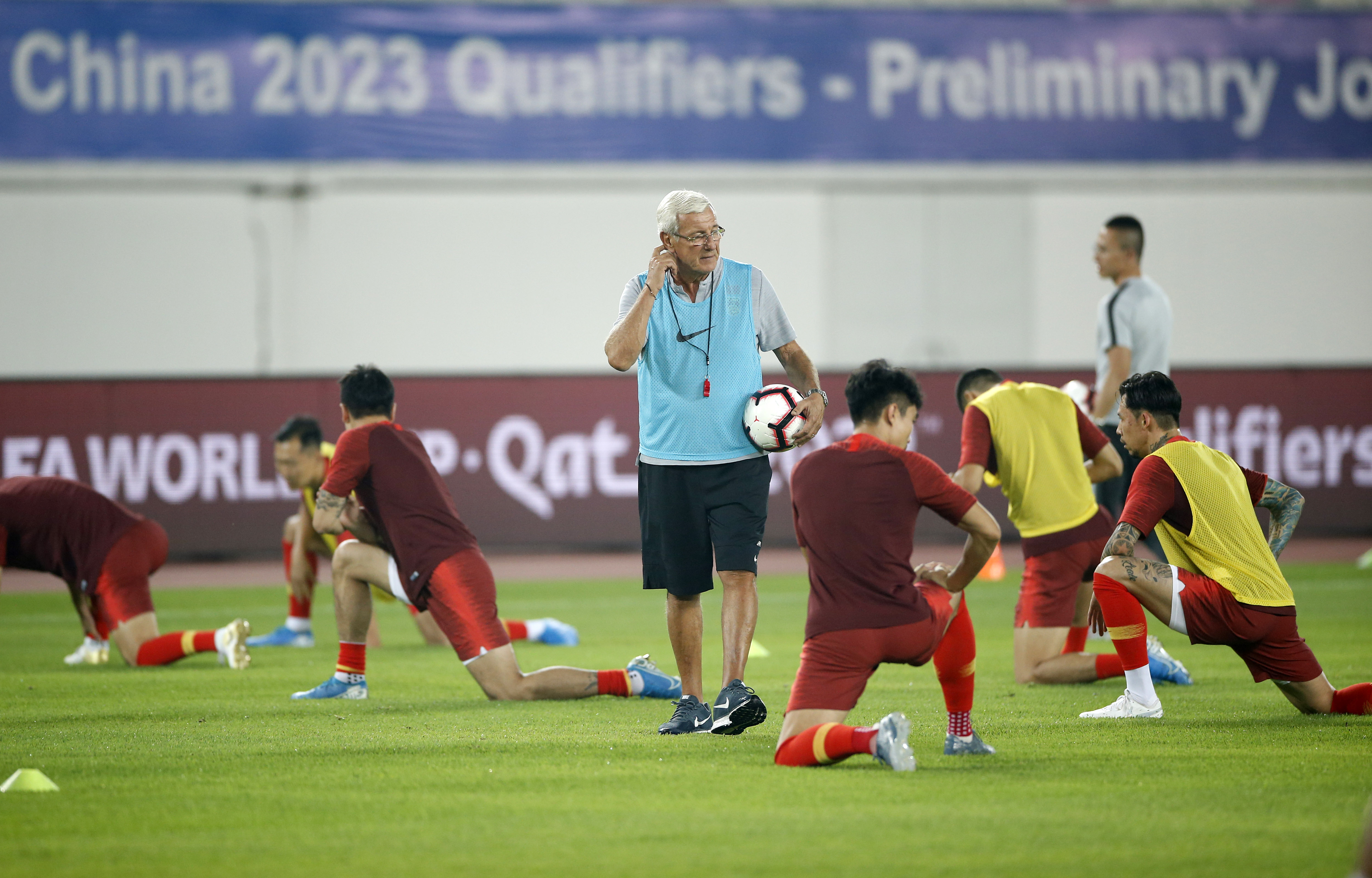 中国队世界杯热身训练服(足球——世预赛第二轮:中国队赛前训练)