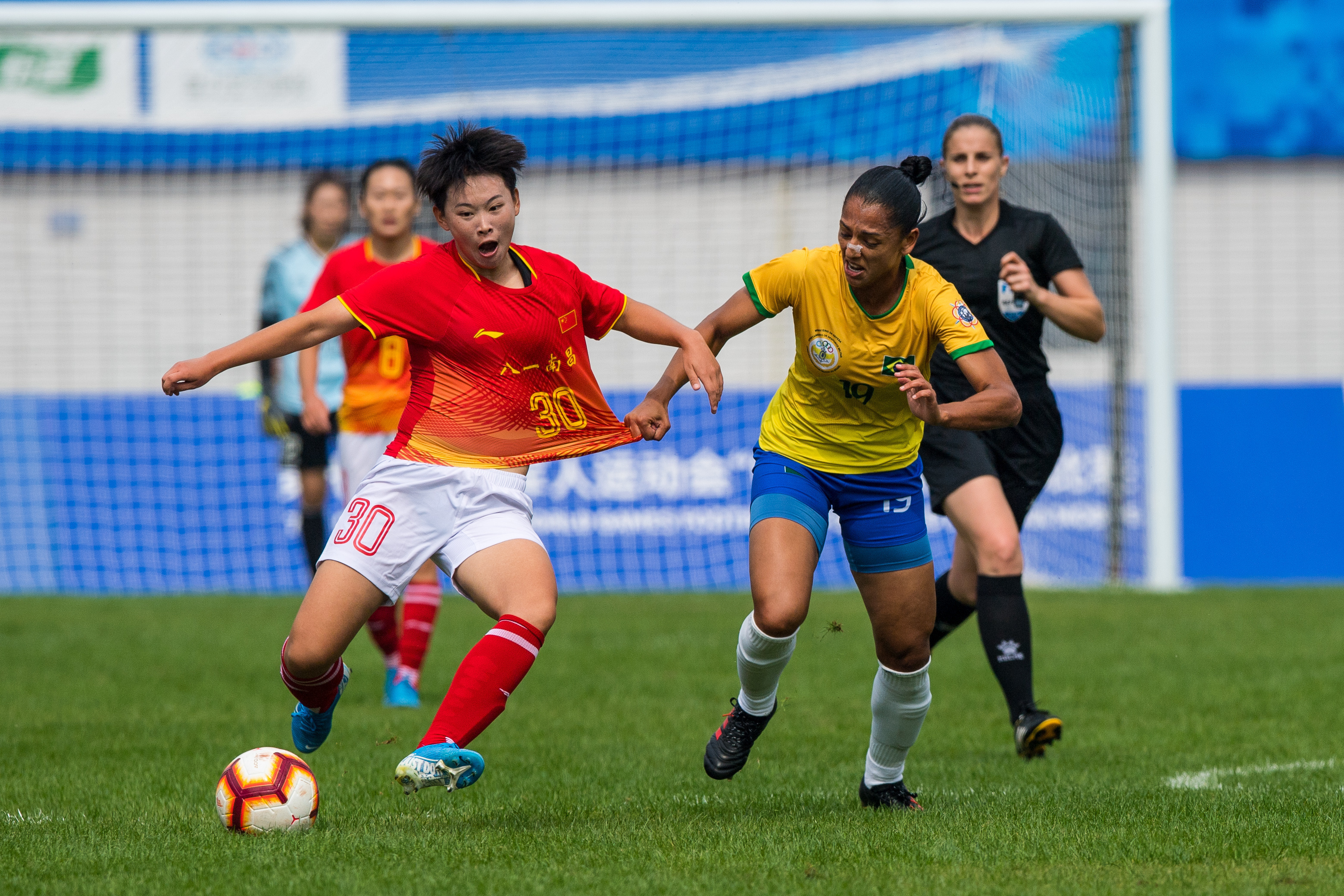 九六女足世界杯半决赛中国对巴西(足球——女足半决赛：中国队胜巴西队)