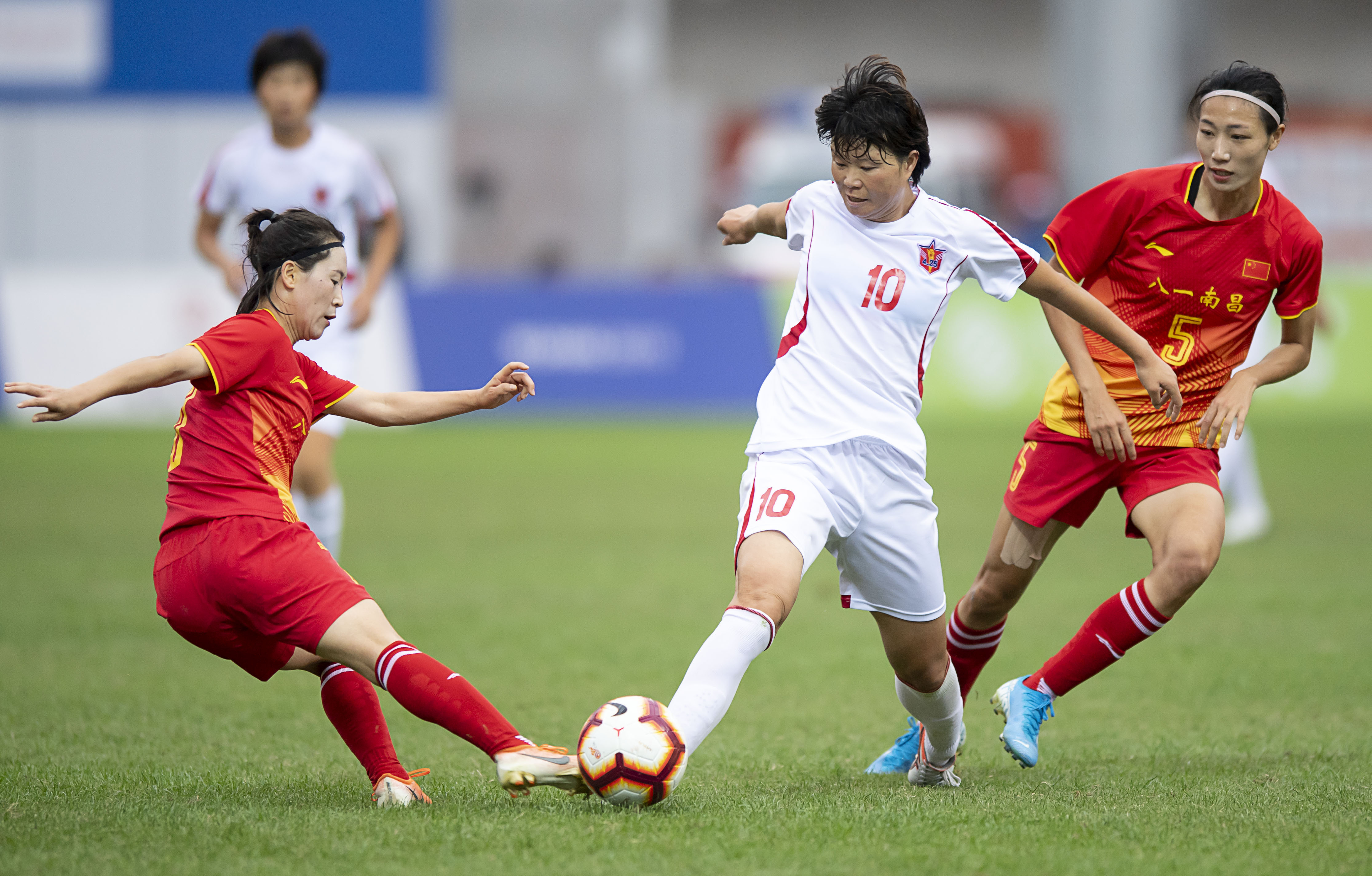 (军运会)(8)足球-中国队获得女足亚军10月26日,朝鲜队球员金允美(中)