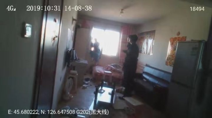 女子与母亲争吵后吃300片安乐片欲跳楼 民警和她聊起家常……