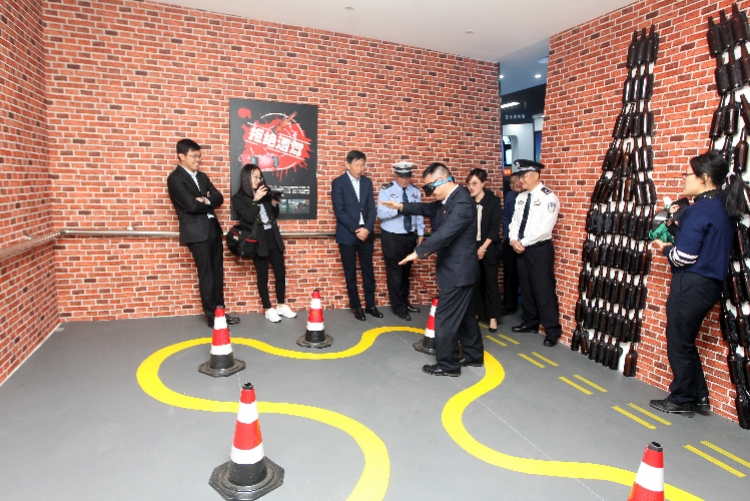 东莞首个交通安全宣教基地启用，VR、3D影像体验醉驾和车祸