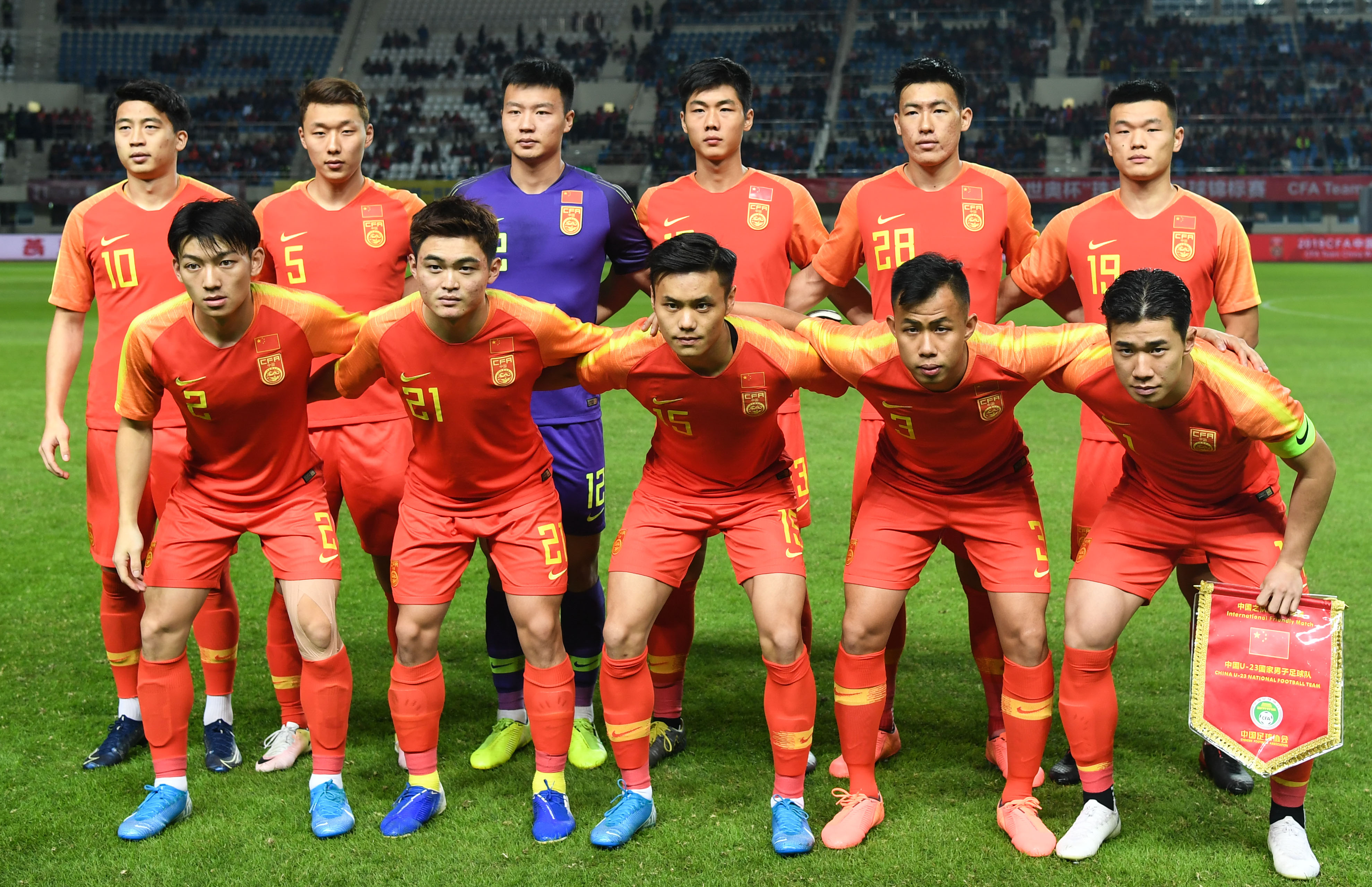 14名u22球员大合影(足球——珠海四国赛:中国胜塔吉克斯坦)