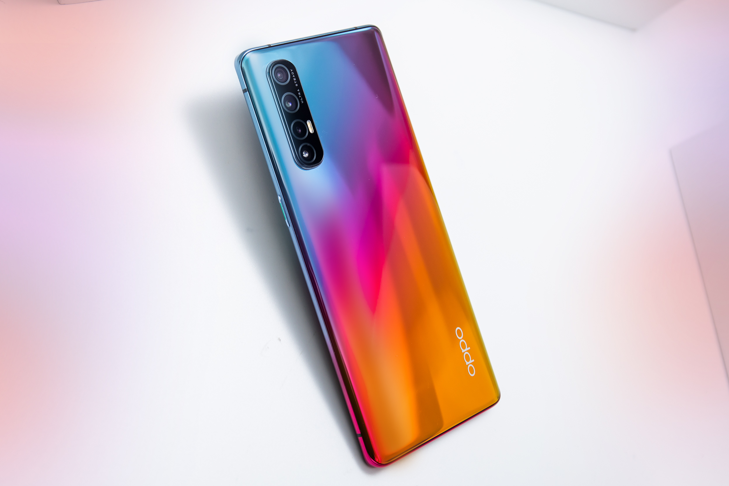 OPPO Reno3 Pro图赏：7.7mm超轻薄外壳 5G手机上已不“500克”重