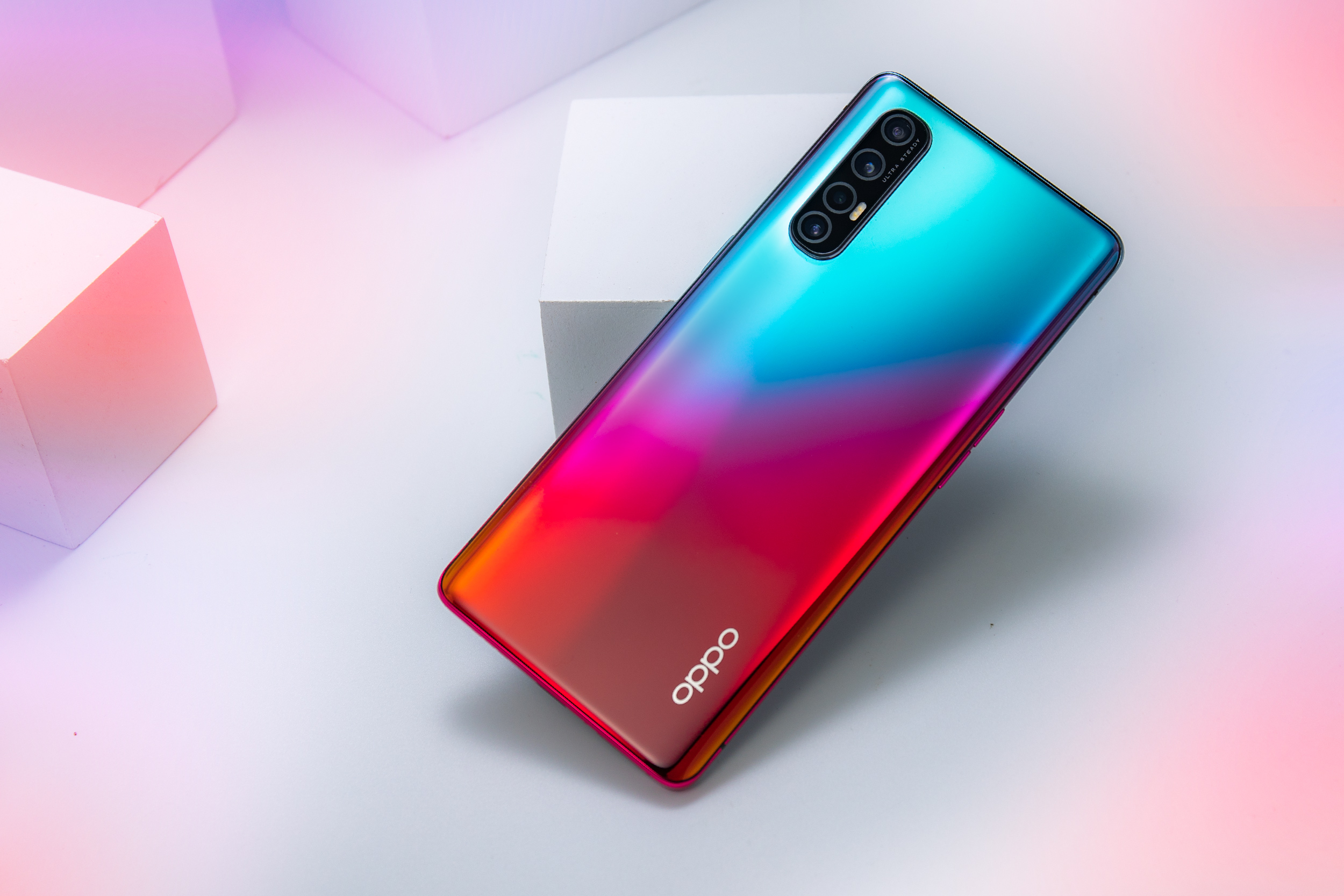 OPPO Reno3 Pro图赏：7.7mm超轻薄外壳 5G手机上已不“500克”重