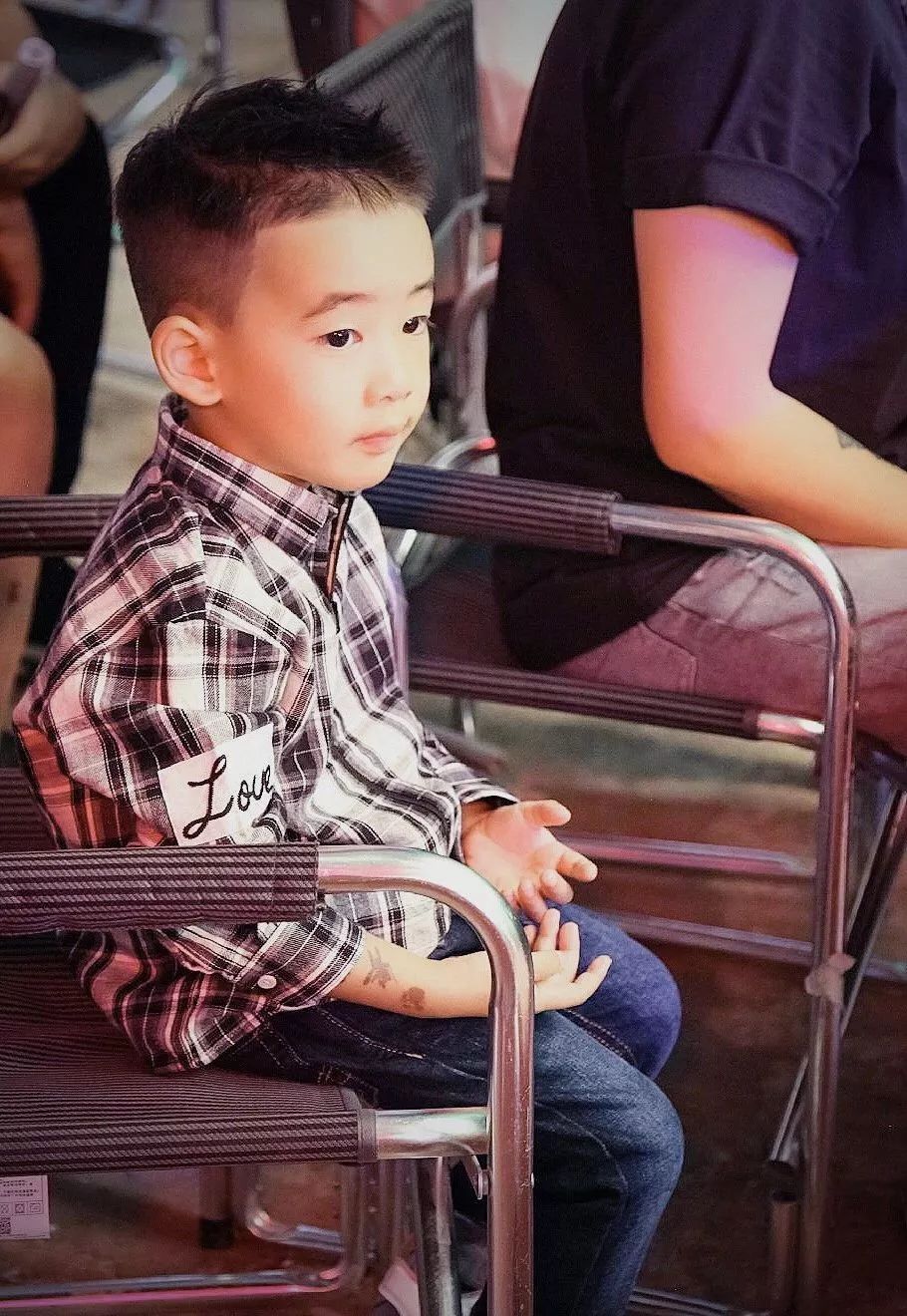 6岁Jasper被夸会做人：成人世界油腻的“高情商”，才配不上他