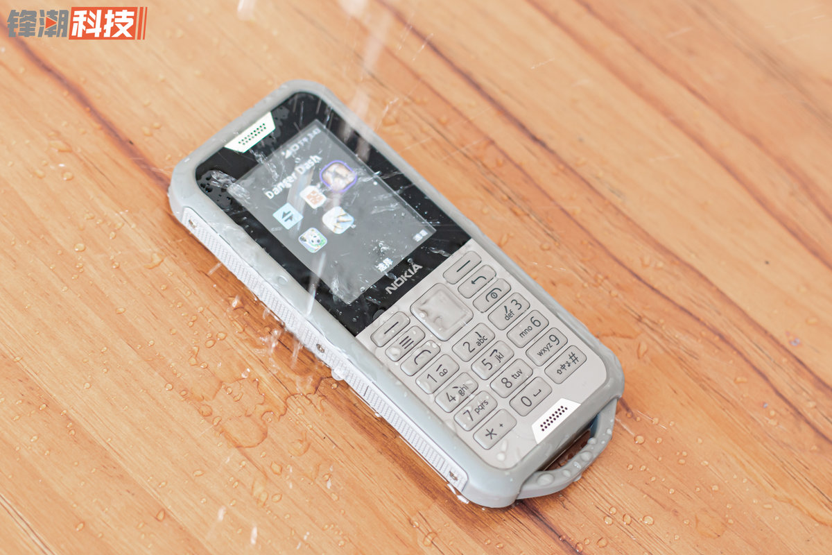Nokia800 三防手机上手图赏：一部牢固耐用的手机