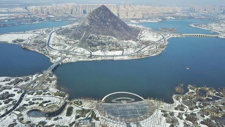 The Chu Qing after snow, boat pats park of Mount Hua lake, spread out slowly like picture scroll