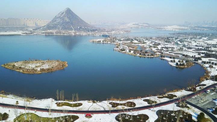 The Chu Qing after snow, boat pats park of Mount Hua lake, spread out slowly like picture scroll