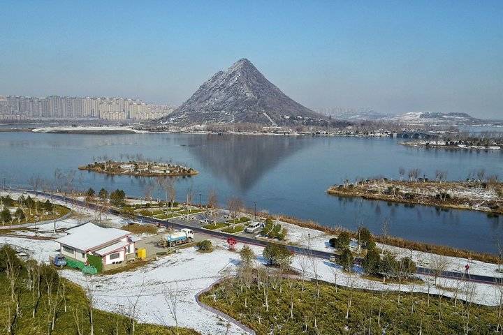 The Chu Qing after snow, boat pats park of Mount Hua lake, spread out slowly like picture scroll