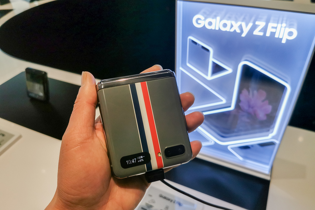三星翻盖折叠屏手机GalaxyZFlip现身上海市官方旗舰店