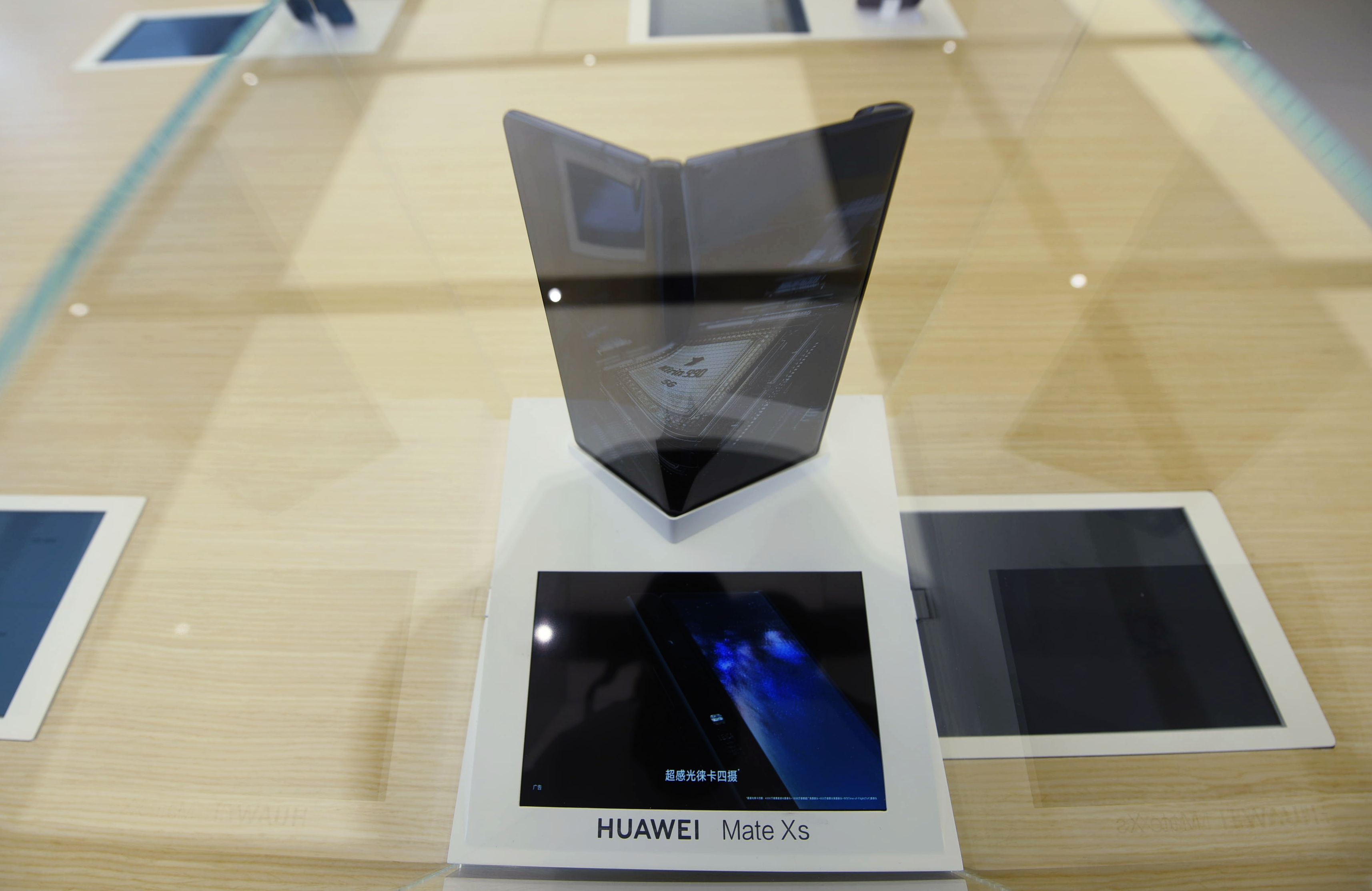 华为最新款折叠手机MateXs现身杭州市官方旗舰店