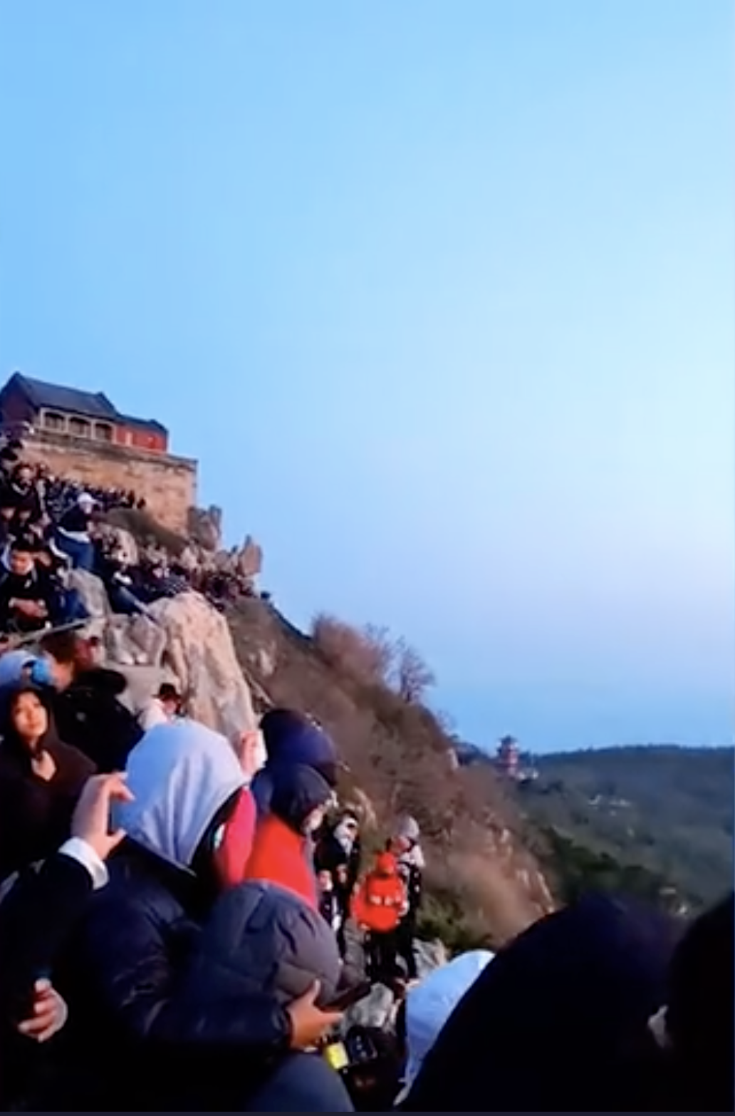 2319.7万人出游!游客看日出“挤爆”景区?
