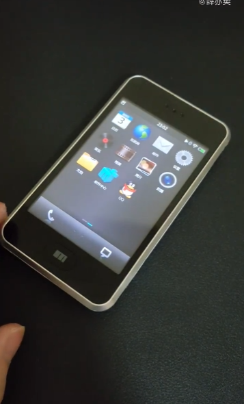 时尚博主发布十年前的魅族手机M8：系统软件动漫顺畅，外向实际效果令人震惊