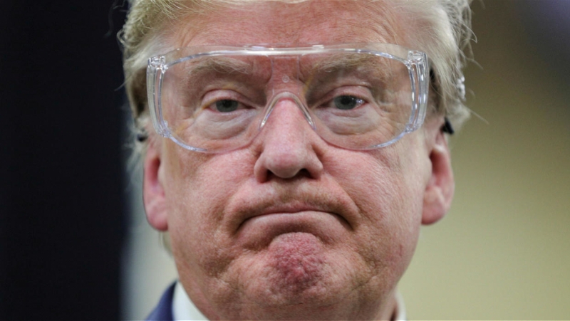 在镜头前，特朗普又一次没有佩戴口罩，不是糊