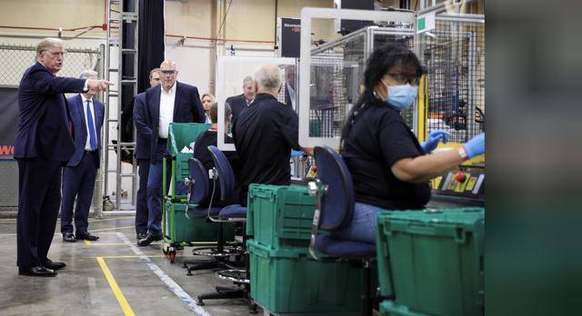 特朗普不愿戴口罩，遭到科莫的严厉批评，原来中国一直是对的