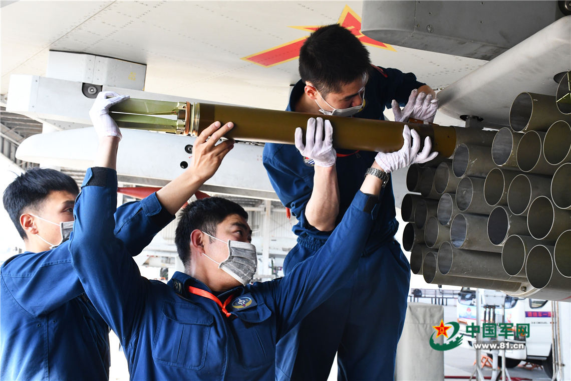 高清大图丨纵览海军航空大学某团实弹打靶现场