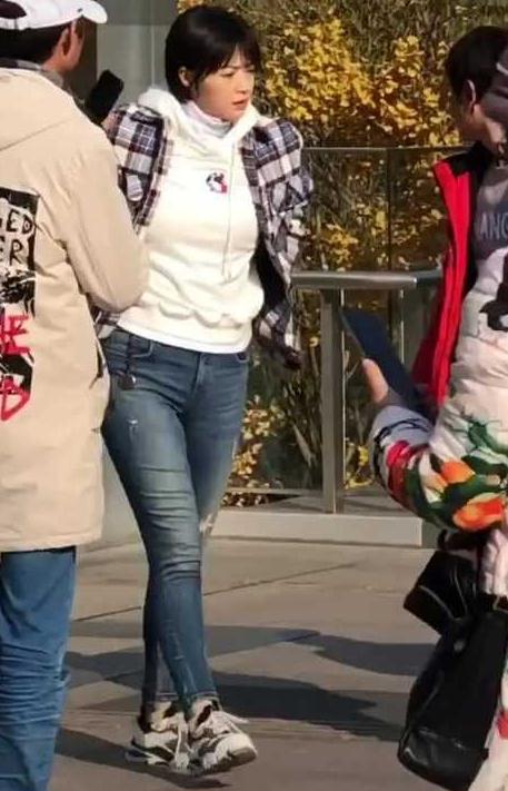 蒋欣近照又胖成140斤？膀大腰圆太壮实，下巴都