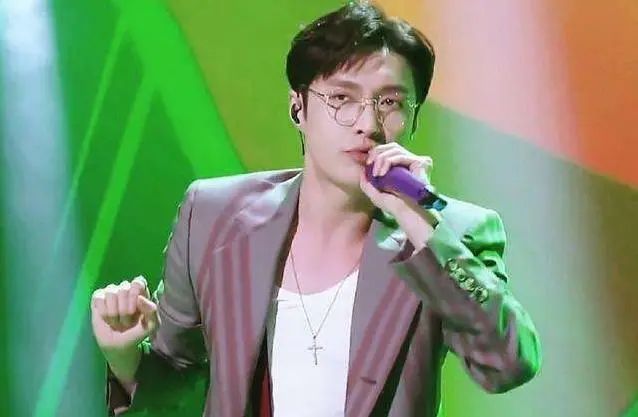 他们仨聚得很尴尬？