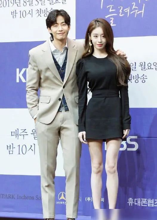 约会被路人目击，朴智妍&amp;宋再临陷入粉红热恋