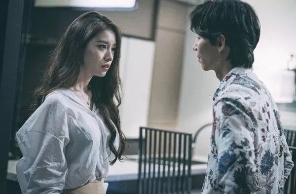 约会被路人目击，朴智妍&amp;宋再临陷入粉红热恋