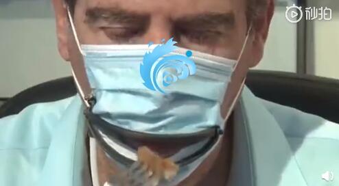 画面太搞笑！戴着口罩也能吃饭，国外一公司发