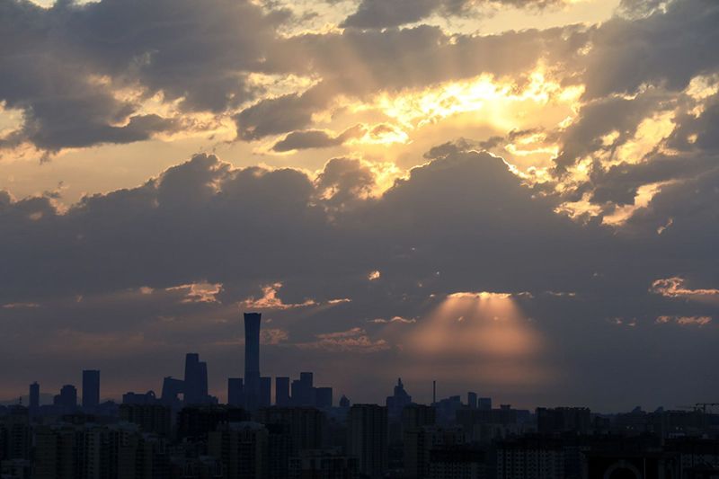 惊艳！北京日出 天空现万丈霞光