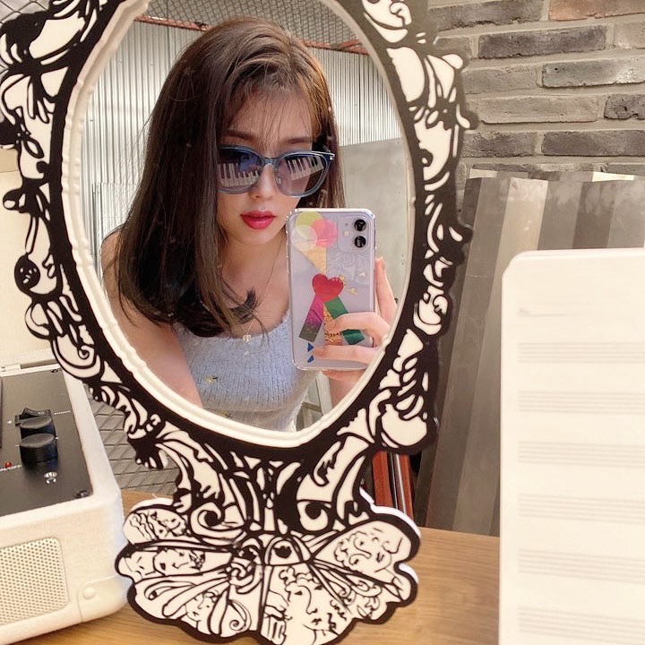 「IU」「分享」200520 品牌公开新自拍，浪漫520有