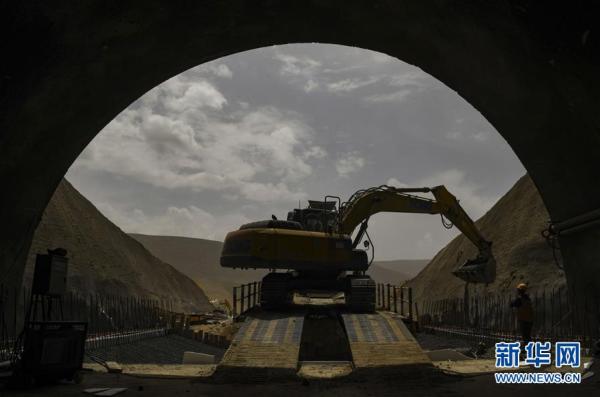新疆最长高速公路隧道施工有序进行