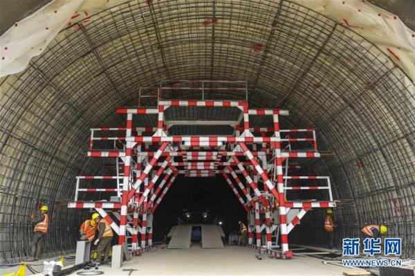 新疆最长高速公路隧道施工有序进行