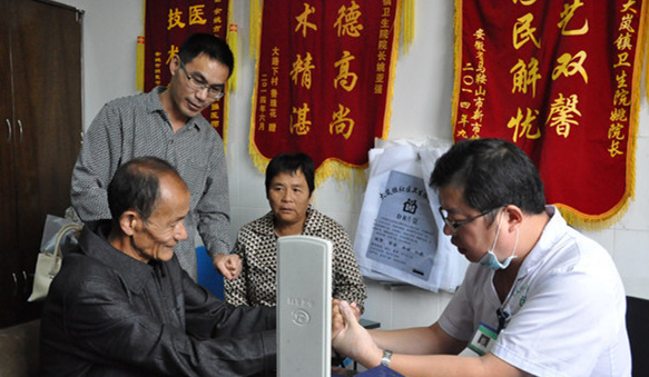 扎根大山近30年的宁波乡村医生 上抖音拿猪骨头直播讲解肩周炎