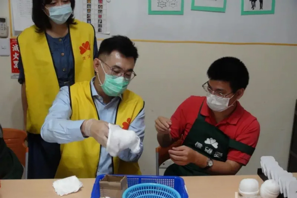 台湾社福团体募款缺口大！江启臣当志工吁民进