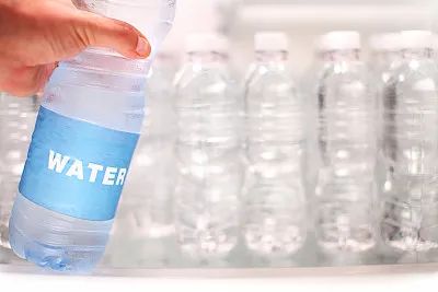 饮用水包装比水贵触痛了谁