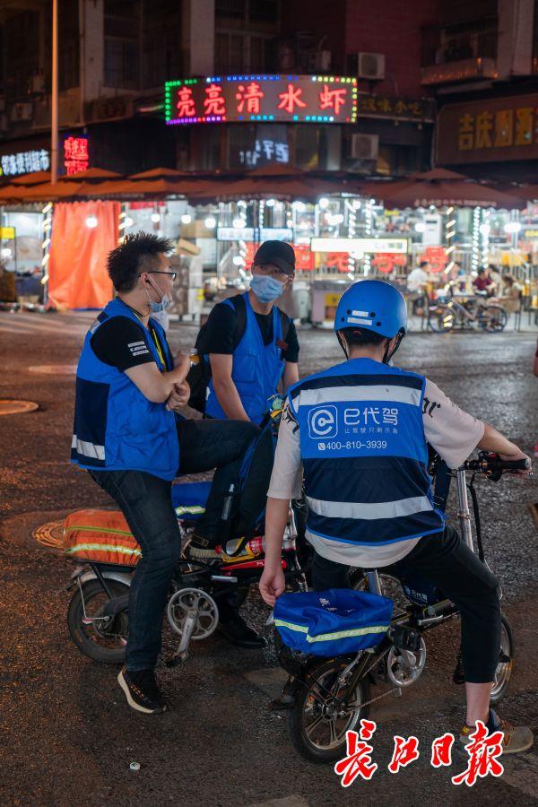 凌晨的吉庆街和万松园路宵夜摊子摆出来了，食