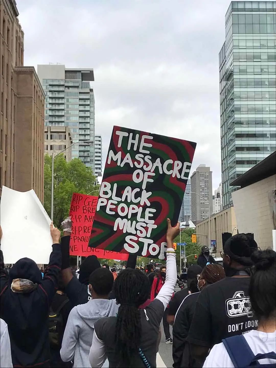 美著名富人区遭冲击，示威者首进白宫，亲美者