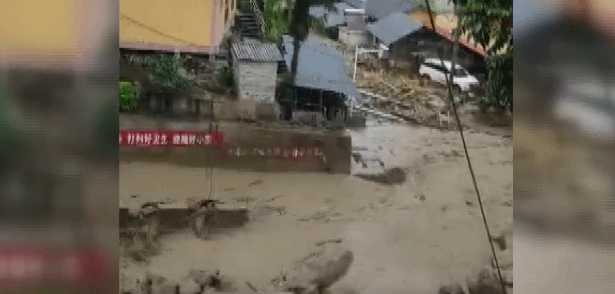 云南贡山遭遇特大暴雨，泥石流穿村而过，幼儿园幸免于难（附动图）