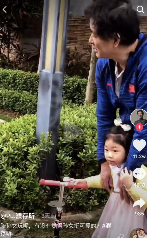 67岁濮存昕陪孙女玩耍，满脸皱纹显沧桑，男神怎