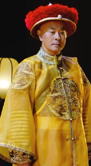 67岁濮存昕陪孙女玩耍，满脸皱纹显沧桑，男神怎