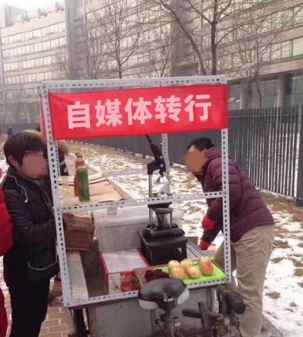 五菱汽车销售电话被打爆！摆地摊有多赚钱？有