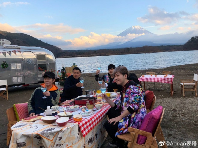 謝霆鋒周杰倫跑車前扮酷合照 富士山腳下野營聚餐