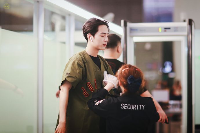 200605 肖战帅气饭拍图分享 港风帅哥眼神凌厉尽显