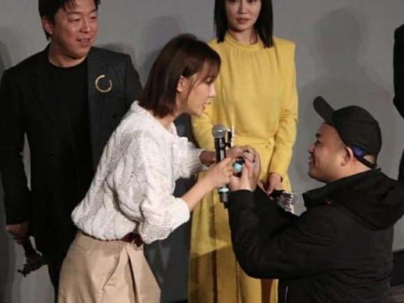 向迪丽热巴求婚男子已被送公安局，该人还曾向