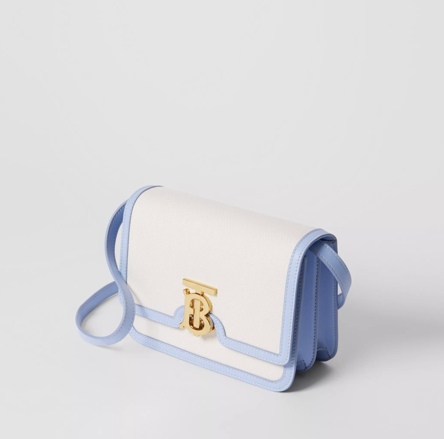 是日美好事物｜可口可乐的联名美妆色彩招摇，