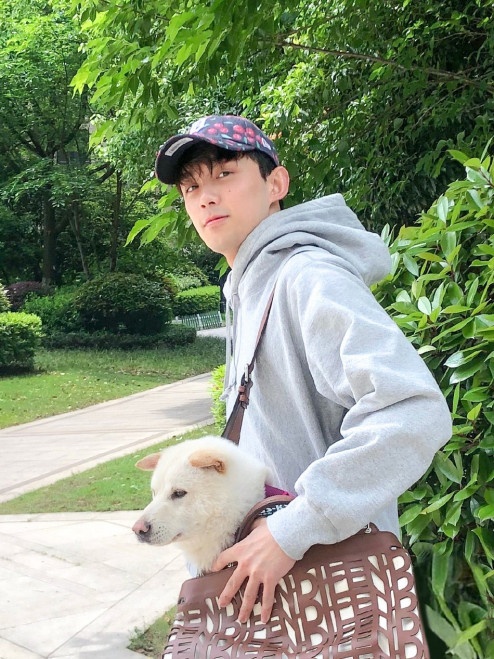 吴磊出门遛狗妙用编织包 秒变爱犬坐骑sense满分